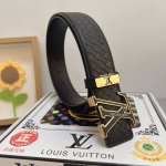 品名：Lv..路易..威登 材质：原单牛皮腰带 百分百头层牛皮腰带保证真皮，24K纯钢扣，专柜原单品质、做工精细，时尚大牌，送人自用首选 包装： 请认准如图专柜
