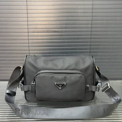 Prada 普拉达 小号 Re-Nylon 再生尼龙布邮差包 单肩斜挎包 经典百搭 实物拍摄 高端品质 配送防尘袋 28 X 17 Cm