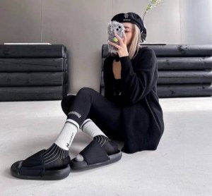 配包装 一盒四双 Chanel香奈儿 爆款中筒袜高版本 ～好看到爆炸 欧美大牌中筒袜潮人必不能少的专柜代购品质 袜子 ，搭配起来超高逼格 时髦度爆表啊啊啊啊～～