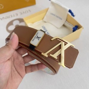 品名： Lv..路易..威登腰带皮带原单P180 型号：挂扣，经典纯钢材质面字母挂扣，头层牛皮，图片实物拍摄 材料：头层牛皮，挂扣系列，纯钢材质扣头，钯镀电镀工