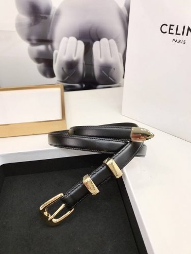 赛林Celine腰带选用珍贵奢华皮革精制而成，均为天然皮革，金色金属Triomphe 配领扣带扣，1.8Cm宽，