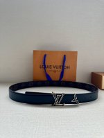 3.0宽本款 Pretty Lv 双面腰带以耀目金属雕琢 Lv Initiales 搭扣和末端的不完整 Monogram 花卉，凝聚工艺淬炼和创意巧思。华美皮革