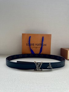 3.0宽本款 Pretty Lv 双面腰带以耀目金属雕琢 Lv Initiales 搭扣和末端的不完整 Monogram 花卉，凝聚工艺淬炼和创意巧思。华美皮革