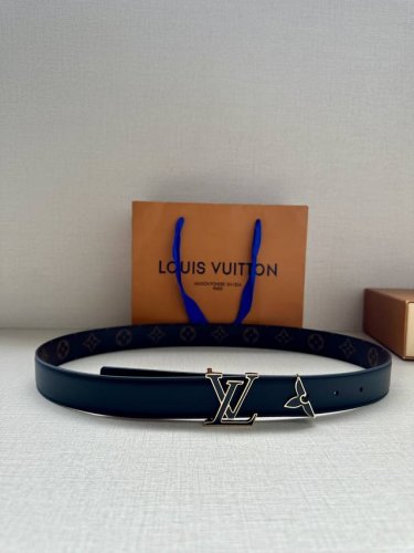 3.0宽本款 Pretty Lv 双面腰带以耀目金属雕琢 Lv Initiales 搭扣和末端的不完整 Monogram 花卉，凝聚工艺淬炼和创意巧思。华美皮革