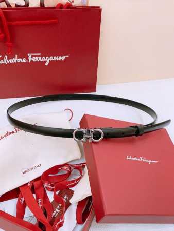 Ferragamo # 经典Gancio皮带 女士光滑小牛皮平纹面，质感十足 独特复古风格 复古链五金搭配 1.5Cm - 点击图像关闭