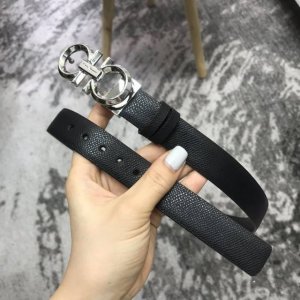 配送专柜全套礼盒包装。菲拉家小妖带，2.5Cm宽，最经典百搭款双面可用