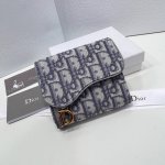 Dior 2381颜色 黑 灰 枣红尺寸：11*10*2 专柜秋冬新款火爆登场！采用头层牛皮，做工精致， 媲美专柜！多功能小卡包，超级实用