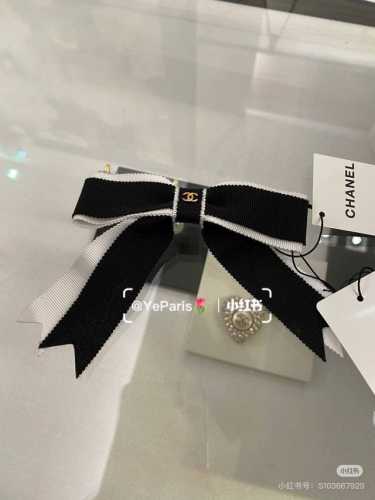 特 配专柜包装 Chanel 香奈儿 最新蝴蝶结中古五金发夹# 信我！人手必备的单品 这件必须买 洋气神仙颜值 小仙女要收了它，谁戴谁好看～