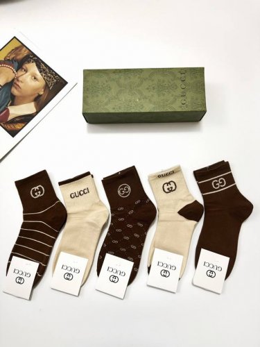配包装 一盒5 双 Gucci 古琦 经典字母Logo 纯棉中筒袜 ，Ins超火爆短袜，纯棉面料，潮人必备 ，经典配色 个性时尚百搭款，你值得拥有哦