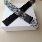品牌:罗意威 价格:特 尺寸:带宽32Mm 正品尺寸 五金材质:专柜精品扣，真空电镀，工艺精细 带身材质:天然头层牛皮，质感十足，手感柔软。时尚个性，经典百搭！