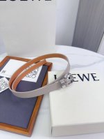 特 Loewe 罗意威专柜最新同款腰带 选用光滑牛皮革窄款腰带 配有Anagram Pebble针扣 卓越的工艺 个性的造型 精美的材质 宽:2.0Cm