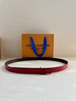 女款 2.0宽 本款 Lv Iconic 双面腰带以纤细剪裁迎接新季，搭配标志性 Iconic 搭扣，无论展现 Monogram Reverse 帆布或素雅牛皮