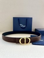 宽度3.5Cm 这款白金色饰面黄铜腰带扣采用“Cd”标志点缀，镌刻有 Dior Oblique 图案，经典元素呈现本季全新风采。设计精巧，可与各式 35 毫米腰