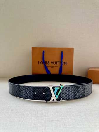 特 Lv 4.0宽 Tag 双面腰带采用 Monogram 帆布和素净牛皮革，结合细致边染工艺，实现更多造型可能。金属 Lv 搭扣的标签细节再添前卫格调 - 点击图像关闭