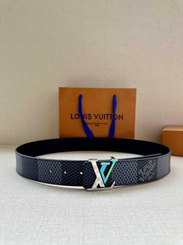 特 Lv 4.0宽 Tag 双面腰带采用 Monogram 帆布和素净牛皮革，结合细致边染工艺，实现更多造型可能。金属 Lv 搭扣的标签细节再添前卫格调