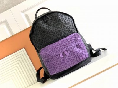 Issey Miyake顶级原单 尺寸:42*34*18 Kuro系列背包新拼色再次来袭新配色实在是太帅了.背上身妥妥的焦点，质感柔韧的小三角片，采用轻薄硅胶材