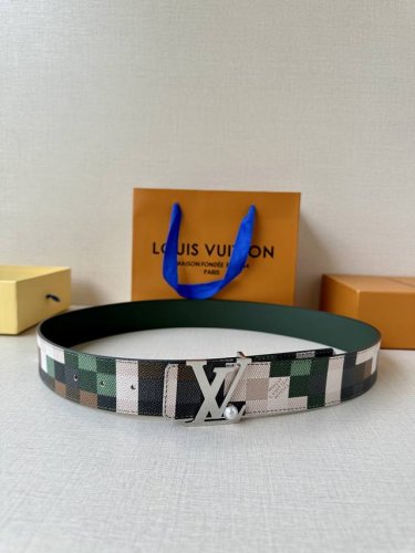 4.0宽 Pharrell Williams 于 秋冬秀场重释经典 Lv Initiales 双面腰带，为帆布铺陈瞩目 Cowmooflage 图案，并将 Ma