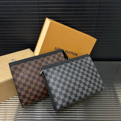 Louisvuitton 路易威登 Lv Pochette Voyage 手袋男士手拿包 洗漱包 实物拍摄 原厂原版面料 配送 礼盒 27 X 21 Cm。