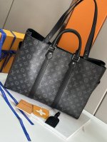 顶级原单原版开发，全钢五金 作为 Sac Plat 系列中的宽大版型手袋，Sac Plat 24H 手袋拥有皮革衬料、大号口袋和充裕内里，成就短途旅行的不俗之选