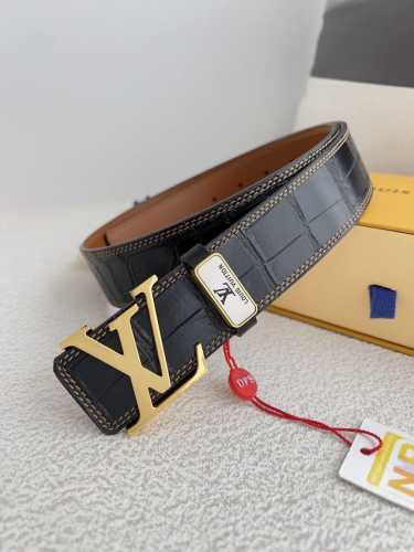 品名： Lv..路易..威登腰带皮带原单 型号：挂扣，经典纯钢材质面字母挂扣，头层牛皮，图片实物拍摄材料：头层牛皮，挂扣系列，纯钢材质扣头，钯镀电镀工艺永不掉色