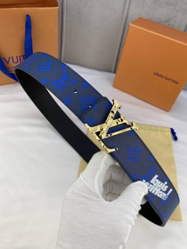 特 4.0宽 Initiales Everyday 双面腰带令 Louis Vuitton 标识加入经典 Monogram 图案，再以丝滑小牛皮演绎沉稳一面，搭