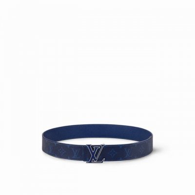 特 Lv Initiales 4.0宽双面腰带是 年春夏男装系列的配饰。Taga 皮革触感柔软，与另一面的Monogram 帆布碰撞色彩。同色 Lv 字母以抛光