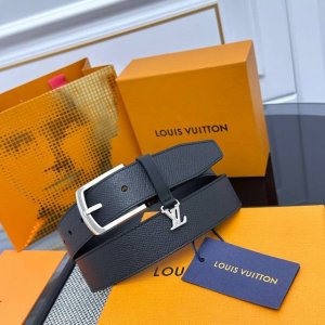 Everyday Pin 腰带为光滑皮革融入路易威登铭纹黄铜搭扣，再将精巧 Lv Initiales 装饰悬挂于束带圈之下。醒目缝线聚合视觉焦点，可轻松升级正装