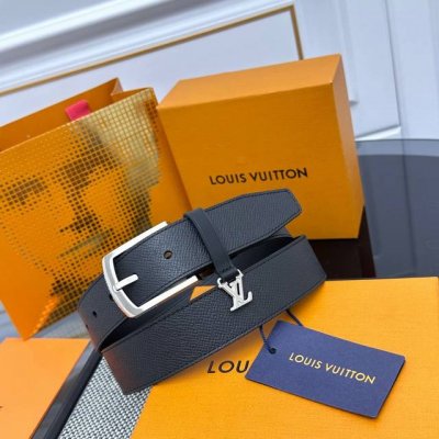 Everyday Pin 腰带为光滑皮革融入路易威登铭纹黄铜搭扣，再将精巧 Lv Initiales 装饰悬挂于束带圈之下。醒目缝线聚合视觉焦点，可轻松升级正装