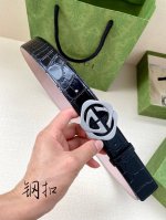 皮带宽度3.8Cmgucci在春夏系列，品牌标志性的双G菱形钢扣标识经重新诠释后，以光彩夺目的金色调呈现在这款男士黑色光面皮革腰带上。
