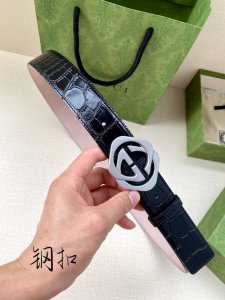 皮带宽度3.8Cmgucci在春夏系列，品牌标志性的双G菱形钢扣标识经重新诠释后，以光彩夺目的金色调呈现在这款男士黑色光面皮革腰带上。