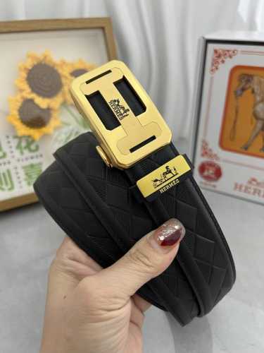 品名：Versace.范思哲 自动带 材质：原单牛皮腰带 百分百头层牛皮腰带保证真皮，24K纯钢扣，专柜原单品质、做工精细，时尚大牌，送人自用首选 包装： 请认