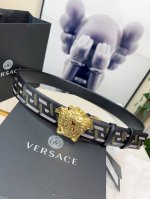 范思哲此款经典的versace腰带由柔软的小牛皮制成，饰有la Greca印花，并配有3D美杜莎腰带扣。4.0Cm宽