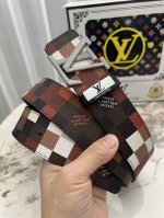品名：Lv..路易..威登原单 材质：原单牛皮腰带 百分百头层牛皮腰带保证真皮钢扣，专柜原单品质、做工精细，时尚大牌，送人自用首选 包装： 请认准如图专柜包装赠