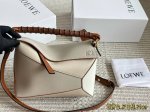 配盒 尺寸: 24*15Cm Loewe 几何包Puzzle 特殊编制手柄让Puzzle又添了几分工艺 感谁懂这个特别版本Puzzle 的美