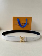 特 3.0宽 Lv 双面腰带取材缝线皮革和 进口双面荔枝压花 为纤细设计注入柔美风情。