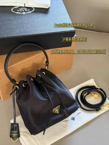 配盒 Size：15.5*19.5Cm Prad 24Ss 尼龙水桶包 圆圆小可爱 非常小巧时 实用又好看！！！