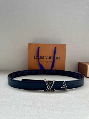 3.0宽本款 Pretty Lv 双面腰带以耀目金属雕琢 Lv Initiales 搭扣和末端的不完整 Monogram 花卉，凝聚工艺淬炼和创意巧思。华美皮革