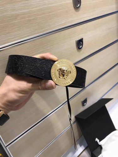 配送专柜包装 打孔针 批专柜同款、实拍专柜官网，尺寸:宽38Mm，原版立体半脸间色美人头扣 ，极富设计美感 ，双面采用进口原版小牛皮压花，彰显个性，清晰美观，皮