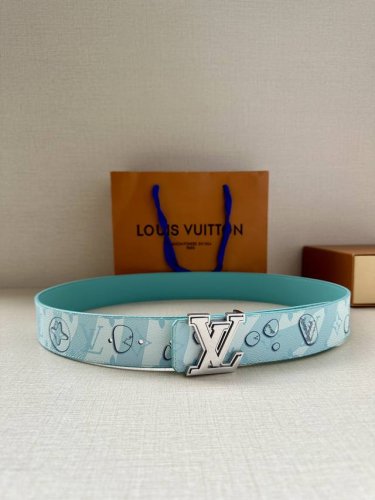 特 4.0宽lv Aqua 双面腰带为传统设计引入现实主义意趣。Monogram Aqua 帆布以 3D 水滴图案模糊 Monogram 图案的经典轮廓，将相同