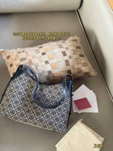 无盒 Size：31*25Cm Tb Hobo 老花款牛角斜挎包 Tory Burch家老花款又再一次升级包型，这款包型更加实用，单肩、斜挎都可以！ 解放双手，