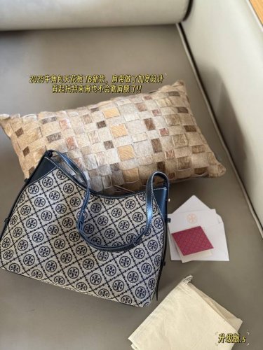 无盒 Size：31*25Cm Tb Hobo 老花款牛角斜挎包 Tory Burch家老花款又再一次升级包型，这款包型更加实用，单肩、斜挎都可以！ 解放双手，