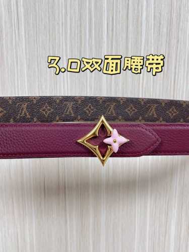 Flowergram 双面腰带选用 Monogram 帆布和 Monogram 压纹皮革演绎两式风尚，以宛若珠宝的柔美搭扣致意 Monogram 花卉，可为各式