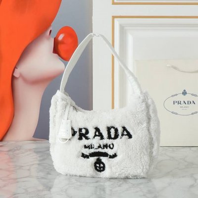 回货毛绒绒Hobo 此款Re-Edition 0柔软毛圈织物迷你手袋流露夏日风情。灵动的色彩对比邂逅趣味的设计风格，重新诠释P家传统风格，使其焕然一新。刺绣刻字