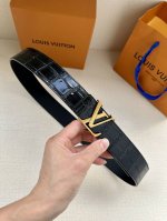 特 本款腰带4.0宽 Lv Pyramide 腰带焕新加入路易威登稀有皮革配饰系列。鳄鱼皮革呈现雍容纹理，Lv Pyramide 搭扣闪耀金属光泽。