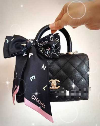 香奈儿Twilly小丝巾来了，Chanel 卡通字母 名副其实的小可爱， 人手三条闭眼收，我都不拦着 N久都没有见过这么好看的Twilly 真的是真香本香了，凹