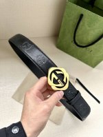 宽度4.0Cm Gucci 这款单品将品牌的过去与未来贯通在一起，以现代风格的全新设计诠释了经典设计元素。Guccio Gucci字母交织图案巧妙融入纹理和材质