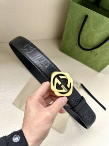 宽度4.0Cm Gucci 这款单品将品牌的过去与未来贯通在一起，以现代风格的全新设计诠释了经典设计元素。Guccio Gucci字母交织图案巧妙融入纹理和材质