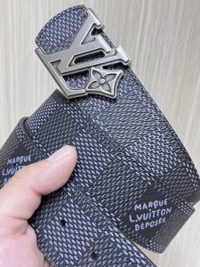 特 4.0Mm当季新款 一面一面帆布印格，一面小牛压花，搭配花朵精品扣头做工精细，质量保证。