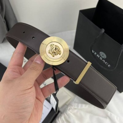 范思哲 宽4.0Cm，徽章腰带，搭配五金环，原单进口头层牛皮，树膏磨砂，此款皮革腰带饰有标志性的Versace美杜莎头像搭扣，彰显品牌格调。