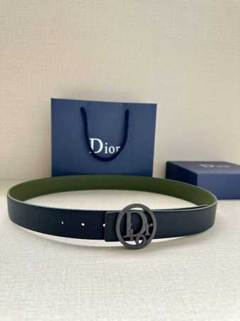 宽度3.5Cm 这款白金色饰面黄铜腰带扣采用“Cd”标志点缀，镌刻有 Dior Oblique 图案，经典元素呈现本季全新风采。设计精巧，可与各式 35 毫米腰 - 点击图像关闭